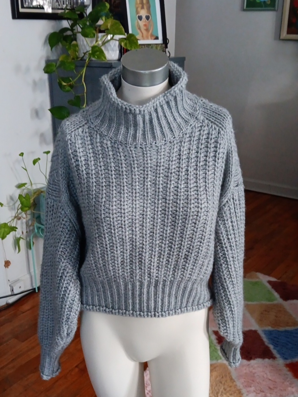 H&M Light Gray Cropped Ribbed Turtleneck Sweater